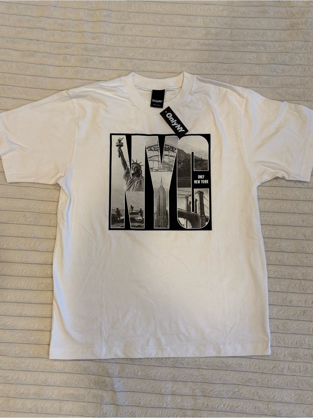 NWT - Only New York White Short Sleeve Tee with Black NYC Graphic 🏙️🏙️🏙️